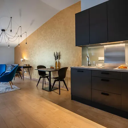 Happy House Aparthotel