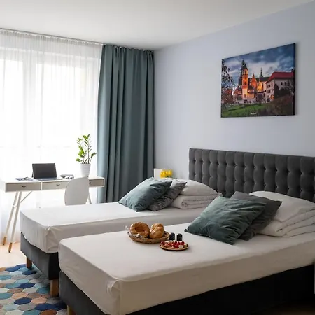 Happy House Aparthotel 4*