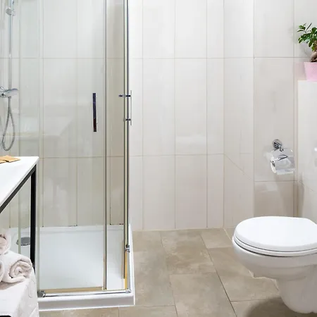 Happy House Aparthotel 4*