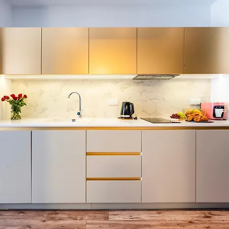 Happy House Aparthotel 4*