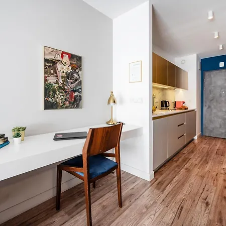 Happy House Aparthotel 4*